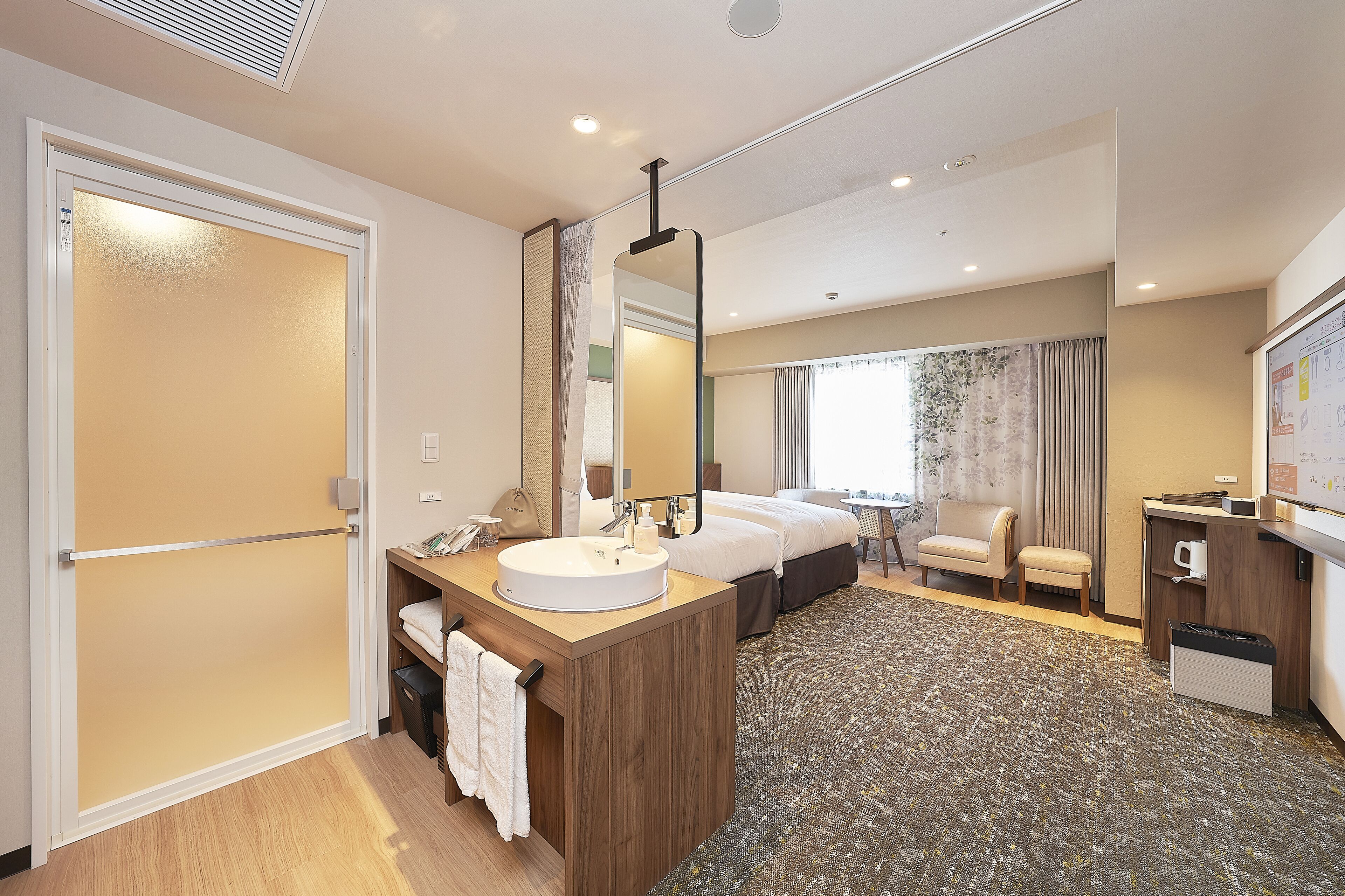 1 bedroom, down duvets, desk, laptop workspace