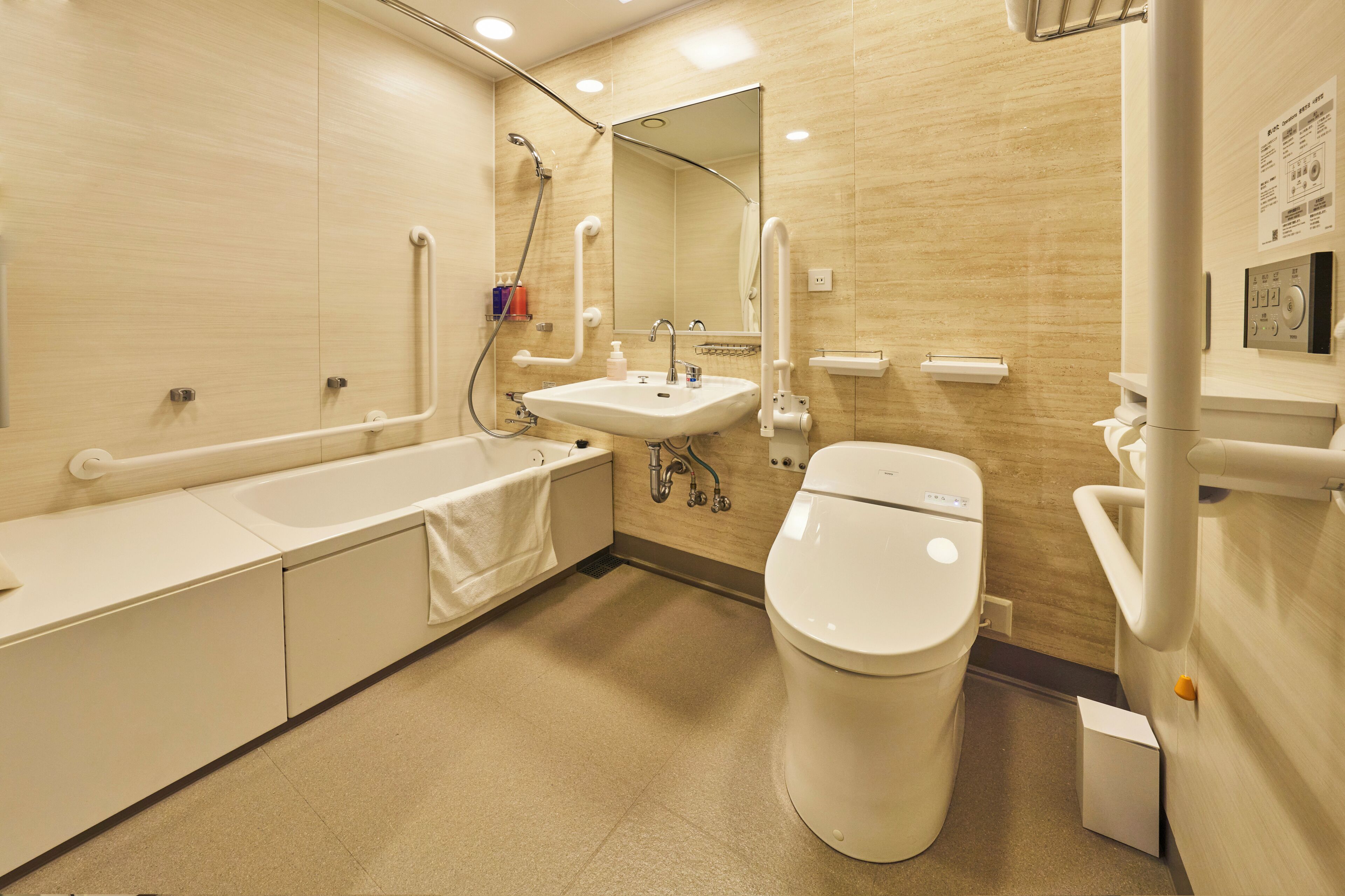 Une salle de bain moderne avec une baignoire, un lavabo et des toilettes.