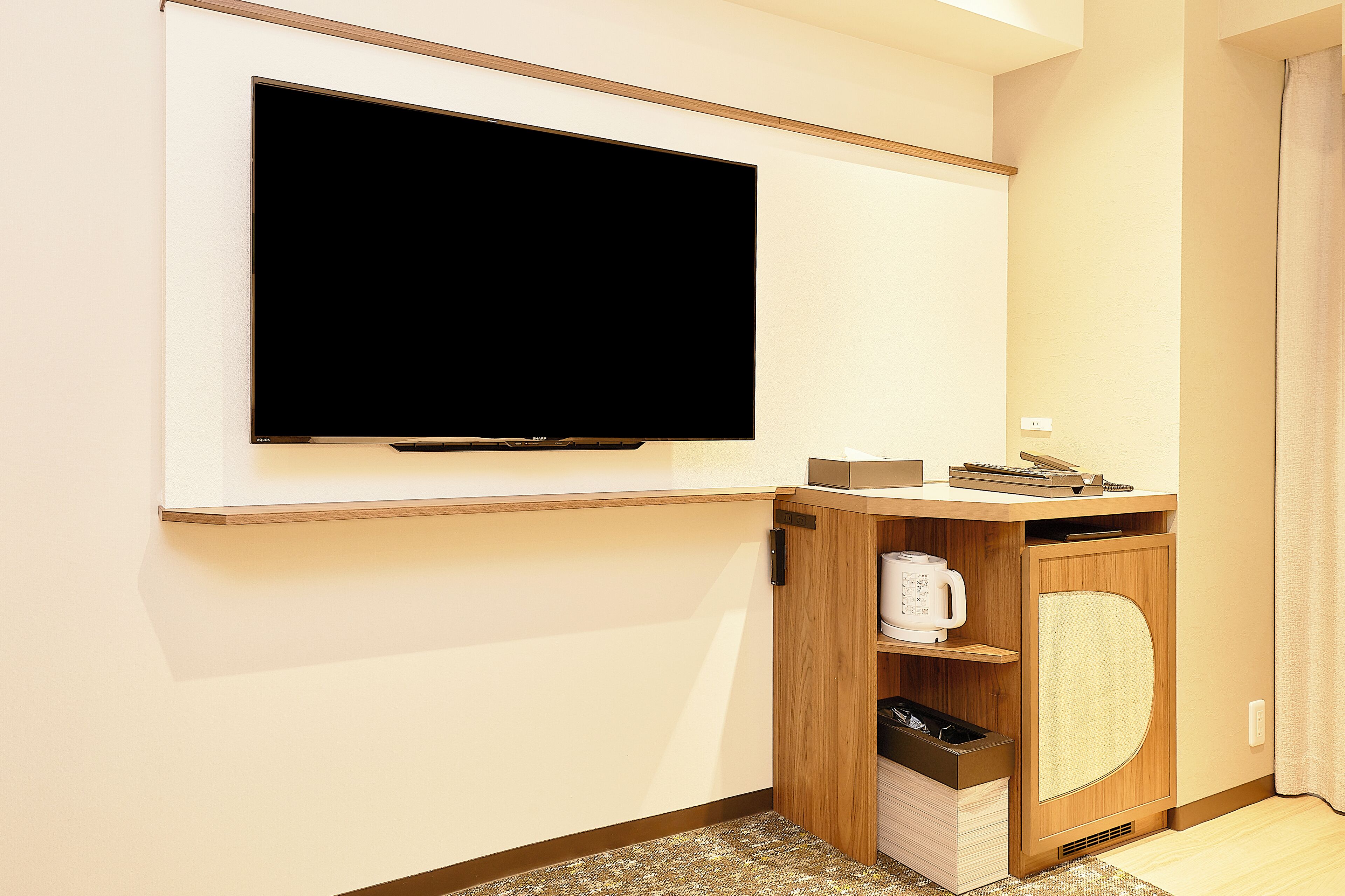 1 bedroom, down duvets, desk, laptop workspace