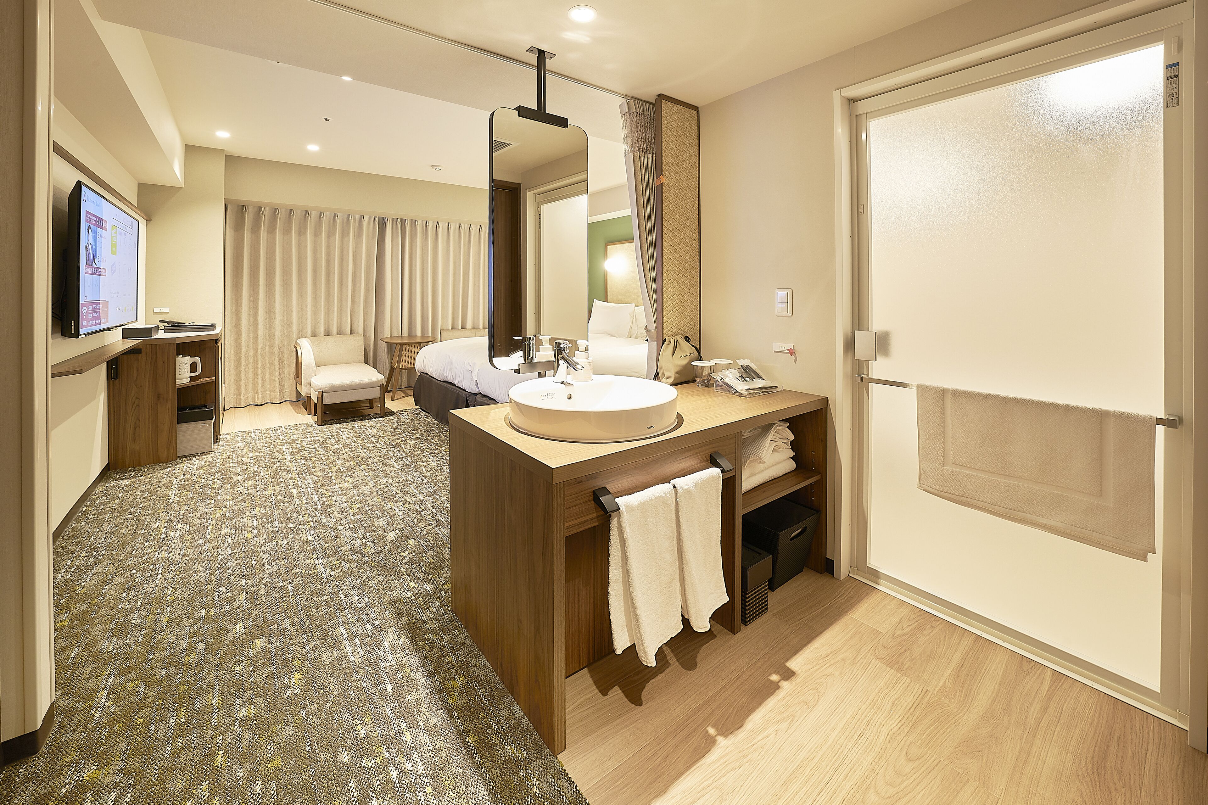 1 bedroom, down duvets, desk, laptop workspace