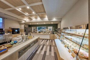 Petit déjeuner buffet (2000 JPY par personne)