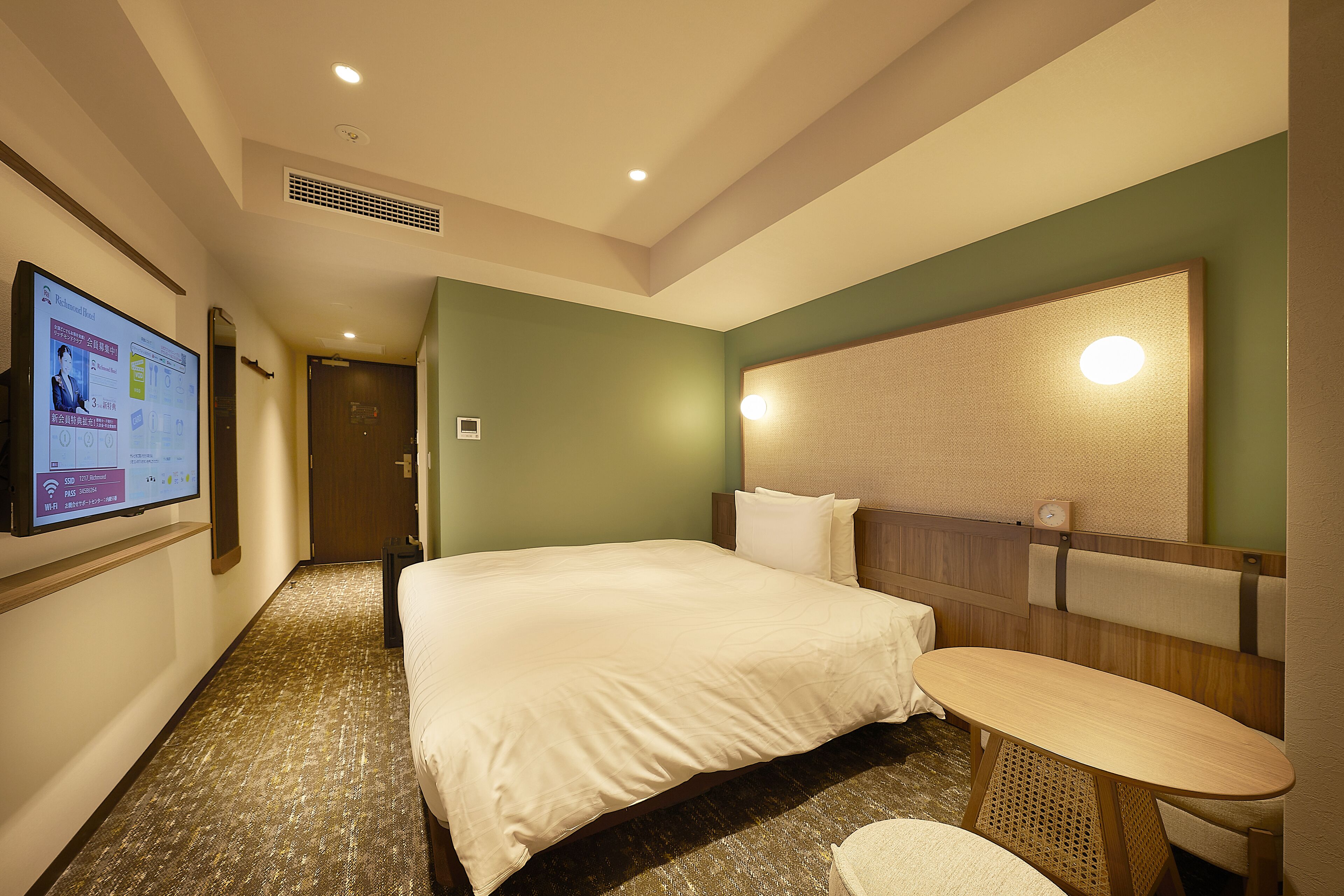 1 bedroom, down duvets, desk, laptop workspace