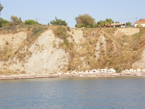 Beach nearby, sun loungers - SeaFront Stone Villa with private access to the Beach (Άγιος Σώστης)