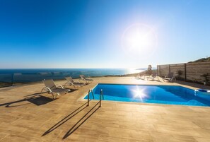 Pool - SeaFront Stone Villa with private access to the Beach (Άγιος Σώστης)