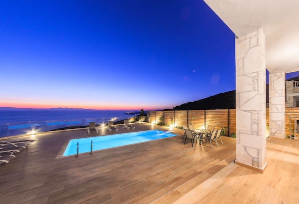 Pool - SeaFront Stone Villa with private access to the Beach (Άγιος Σώστης)