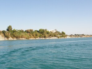 Beach nearby, sun loungers - SeaFront Stone Villa with private access to the Beach (Άγιος Σώστης)