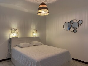 2 chambres, coffres-forts dans les chambres, fer et planche à repasser