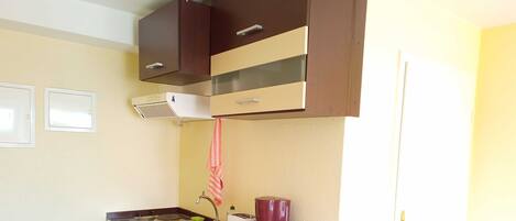 Refrigerador, cafetera y tetera, tetera eléctrica y tostadora