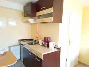 Fridge, coffee/tea maker, electric kettle, toaster