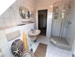 Regadera y papel de baño 