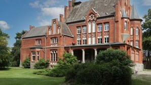 A large, historic brick building with multiple windows and a prominent tower. - Troja Ferienwohnung, Deutschland (Kalkhorst)