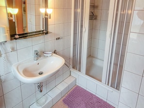 Dusche, Haartrockner, HandtĂŒcher