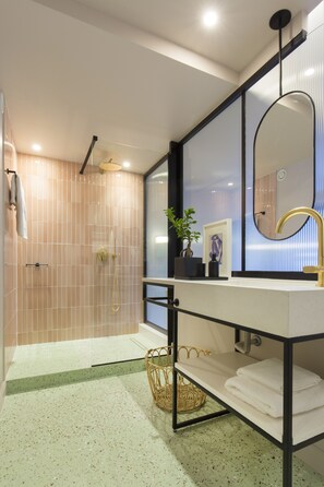 Classic Double or Twin Room | Bathroom | Shower, rainfall showerhead, eco-friendly toiletries, hair dryer - L'Avventura Athens (Athens)