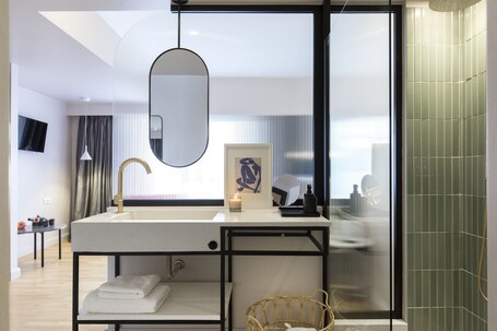 L'Avventura Athens - Image 21