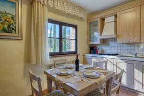 Familienapartment, Mehrere Schlafzimmer, 2 Bäder, Bergseite (Appartamento Pera shared pool) | Eigene Küche | Kühlschrank, Ofen, Herdplatte, Wasserkocher mit Kaffee-/Teezubehör