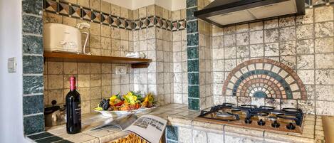 Perhehuoneisto, useita makuuhuoneita, vuorten lähellä (Appartamento Pesca shared pool) | Yksityinen keittiö | Jääkaappi, uuni, liesi, kahvin-/teenkeitin