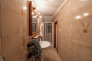 Family Apartment, Multiple Bedrooms, 2 Bathrooms, Mountainside (Appartamento Ciliegia shared Pool) | Bathroom - Appartamento Tenuta di Litiano (Roccastrada)
