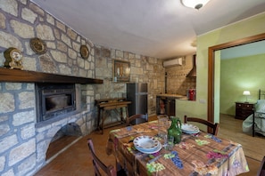 Appartamento familiare, 2 camere da letto, 2 bagni (Appartamento Ciliegia shared Pool) | Ristoranti