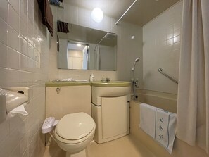 Quarto triplo standard | Banheiro | Produtos de toalete grátis, secador de cabelo, toalhas de banho