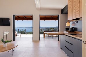 Vila com design assinado, 3 quartos, piscina particular | Cozinha privada | Geladeira grande, fogão, cooktop, cafeteira/chaleira