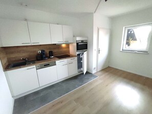 Kühlschrank, Mikrowelle, Herdplatte, Geschirrspüler