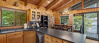 McCall Lakefront Oasis - Family Summer Paradise - Hot tub - Dock - 4 Bedrooms