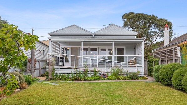 Unclassified image, 1 of 21, button