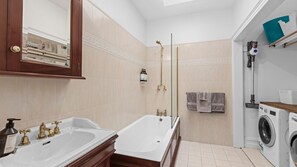 Combined shower/bathtub