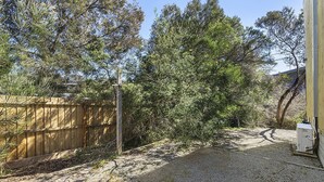 Property grounds - Burrendah - Queenscliff (QUEENSCLIFF)