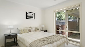 3 bedrooms, iron/ironing board, WiFi - Private Hideaway - Point Lonsdale (POINT LONSDALE)