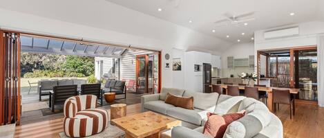 Una Smart TV, una chimenea, un reproductor de DVD