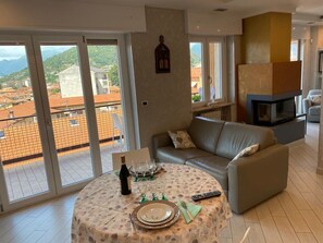 TV, fireplace - Romantica Suite modern apartment in Verbania Intra (Verbania)