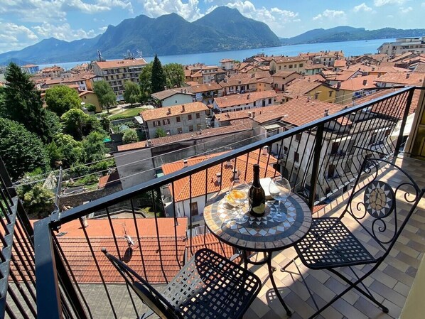 Outdoor dining - Romantica Suite modern apartment in Verbania Intra (Verbania)