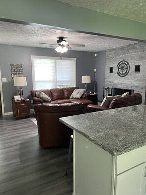 Living area - Norris Lake-Ride Royal Blue-Tackett Creek (Jacksboro)