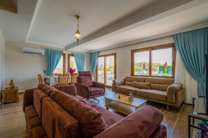 Vila Deluks | Ruang keluarga | Smart TV 49-inci dengan saluran TV satelit dan TV