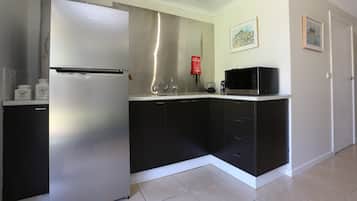 Refrigerador, microondas, cafetera y tetera y tetera eléctrica