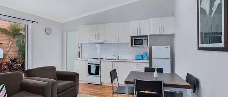 Køleskab, mikrobølgeovn, ovn, kogeplade