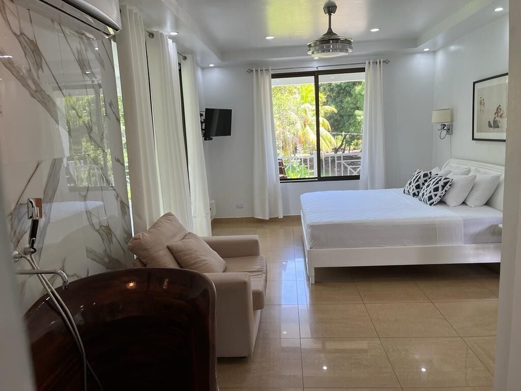 5 chambres, coffres-forts dans les chambres, bureau