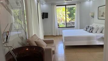 5 chambres, coffres-forts dans les chambres, bureau