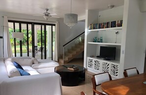 Televisor intel·ligent, reproductor de DVD, futbolí i llibres 