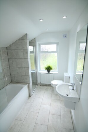 Badekar, håndklær, såpe og toalettpapir