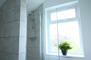 Badewanne, Handtücher, Seife, Toilettenpapier