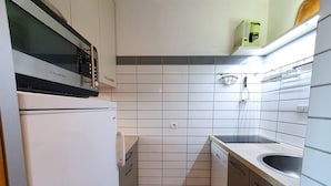 Kaffetrakter/tekoker, kjøleskap, mikrobølgeovn og kokeplater