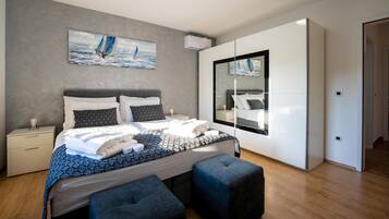 3 bedrooms, in-room safe, iron/ironing board, travel crib