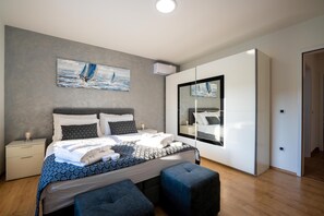 3 bedrooms, in-room safe, iron/ironing board, travel crib