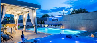 Villa Beauty with Heated Pool, Sauna and Hot tub