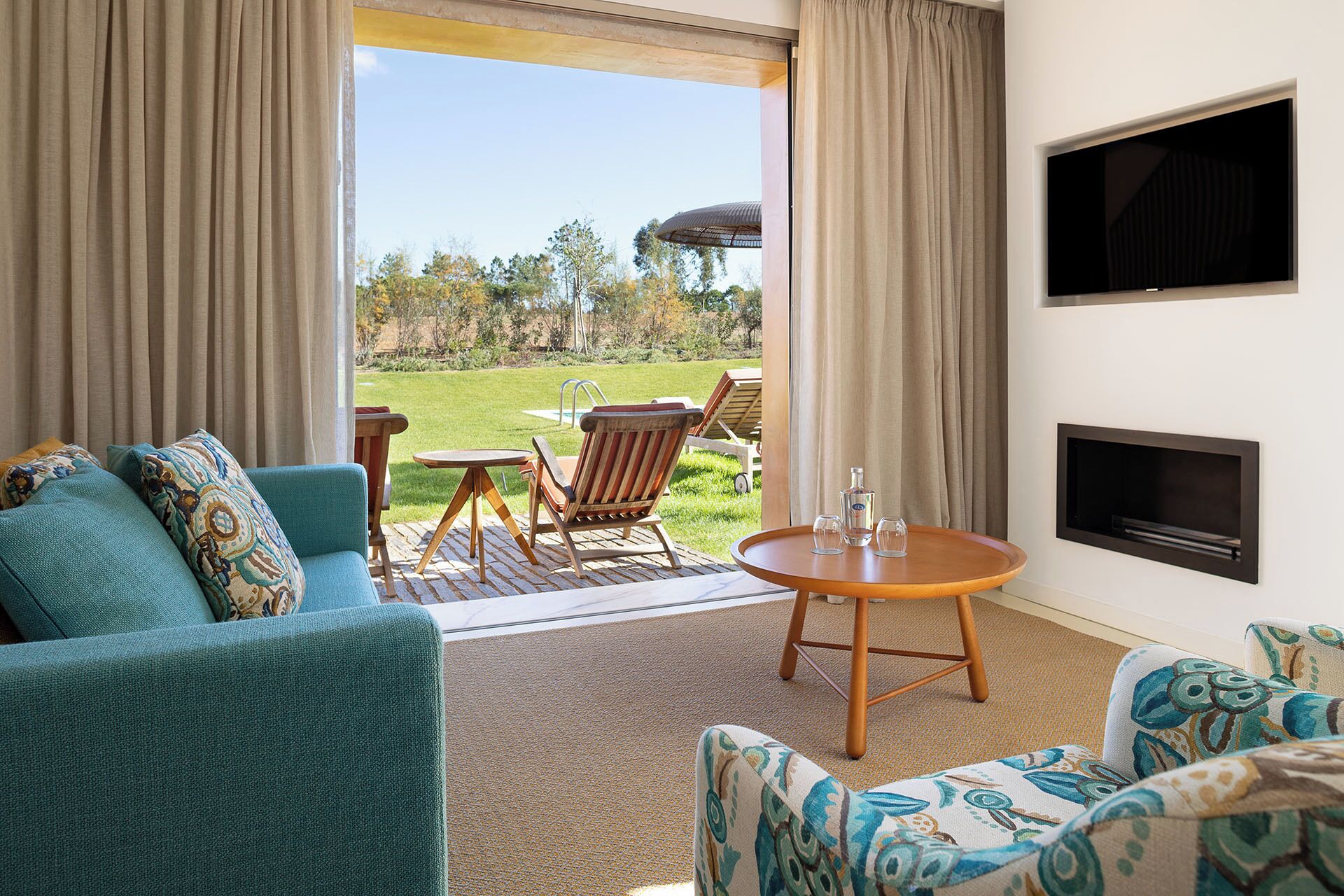 패밀리룸, 침실 2개 | 거실 공간 | 케이블 채널 시청이 가능한 43인치 스마트 TV, TV