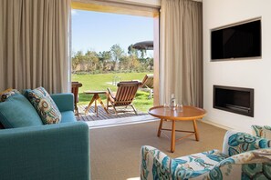 家庭房, 2 间卧室 | 起居区 | 43-英寸智能电视 （配备有线频道）、电视