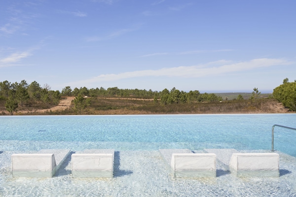 Hồ bơi trong nhà, 2 hồ bơi ngoài trời, ghế dài tắm nắng