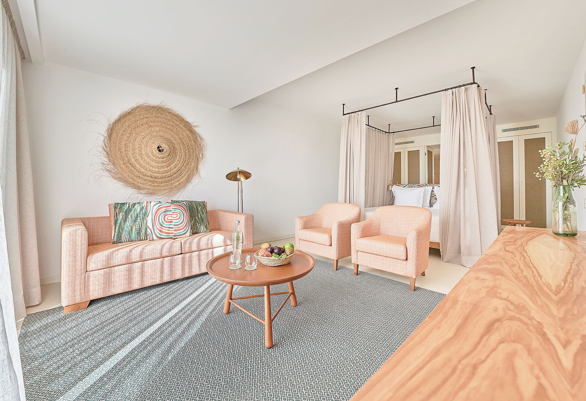 Junior-Zimmer, Terrasse, Gartenblick | Wohnbereich | 43-Zoll-Smart-TV mit Kabelempfang, Fernseher